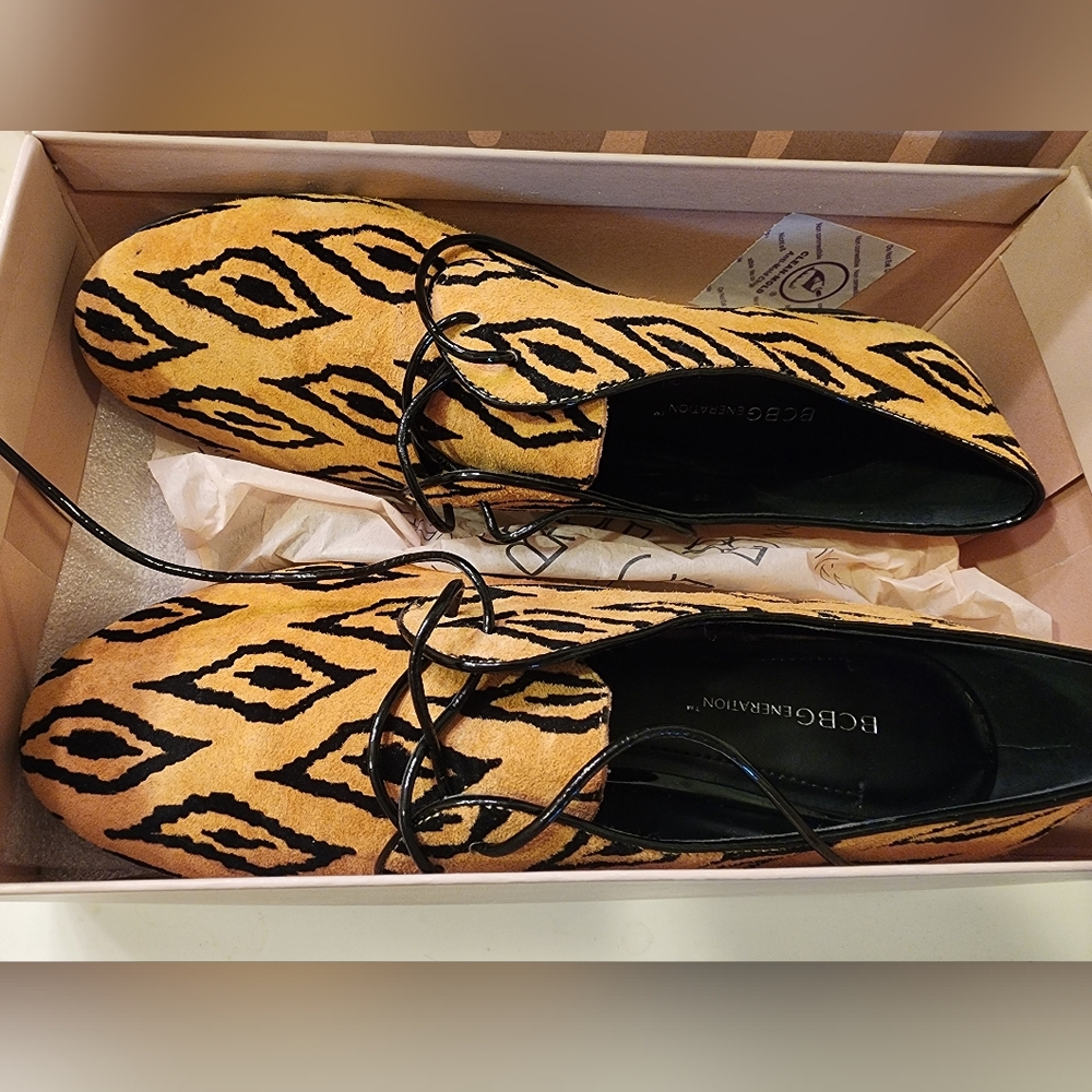 VINTAGE BCBGeneration Tan and Black Flats with Chic Design BRAND NEW